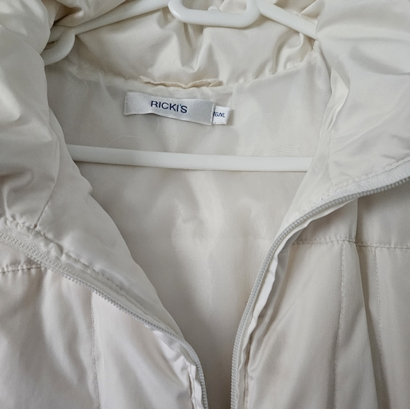 Ricki's vest with detachable hood - Picture 4 of 5